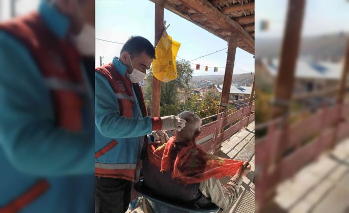 120 yaşlı ve engelli vatandaşın her ay ev temizliği ve kişisel bakımları yapılıyor