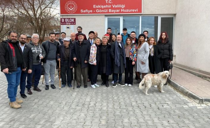 12 kuaför ve berber huzurevini ziyaret edip yaşlıların saçlarına bakım yaptı