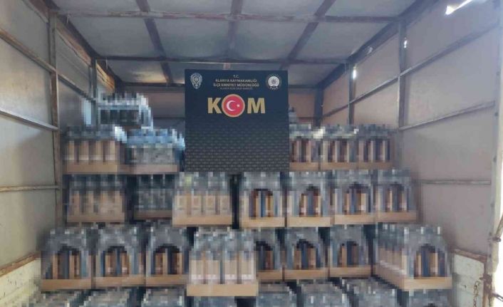 2 bin 544 şişe sahte içki ile 400 kilo gümrük kaçağı tütün ele geçirildi