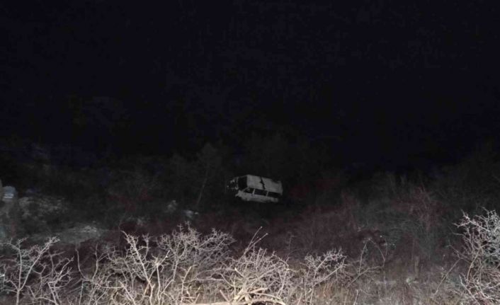 40 metreden uçuruma yuvarlanan minibüs ağaca çarparak asılı kaldı: 3 yaralı