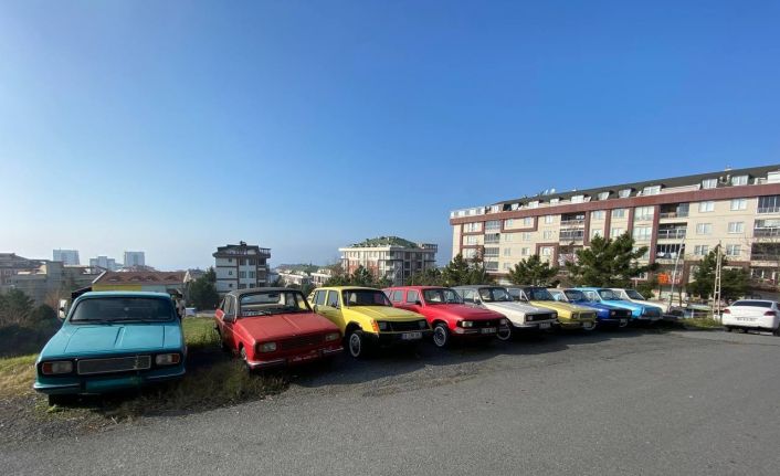 56 yaşındaki öğretmen, izlediği haberden etkilenerek Anadol marka otomobil koleksiyonu yaptı