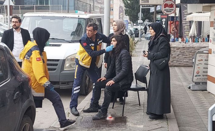 Adliye önü karıştı: Davalık olan aileler birbirlerine girdi, 2 kişi bıçaklandı