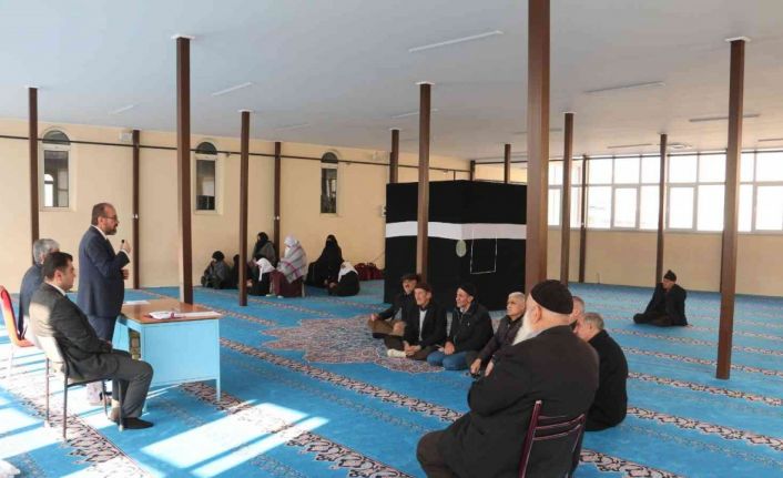 Ağrı’da umreye gidecek vatandaşlara seminer düzenlendi