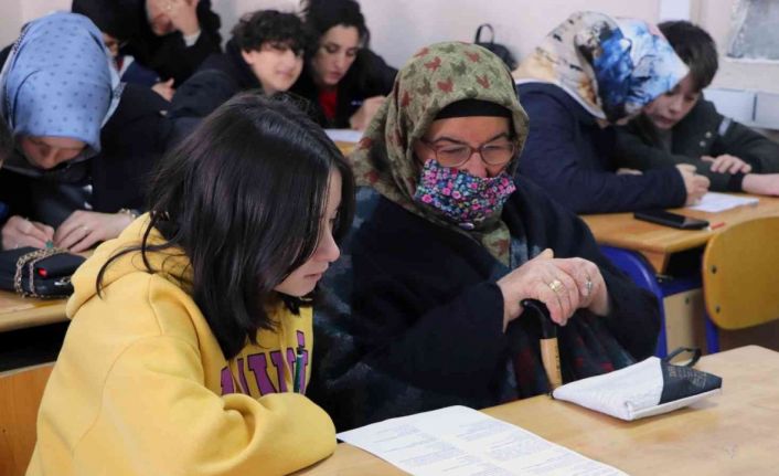 Anneanneler torunlarıyla aynı sırada sınava girdi