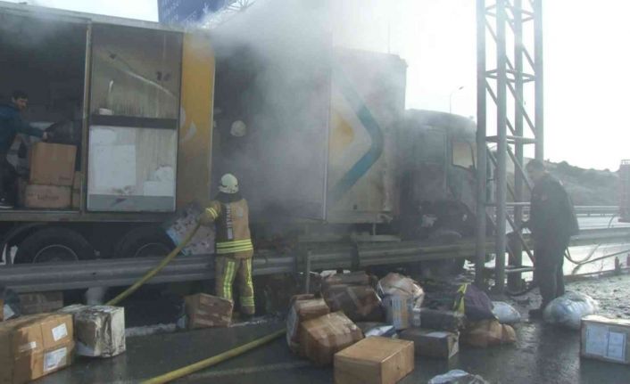 Arnavutköy’de kargo yüklü kamyon alev alev yandı