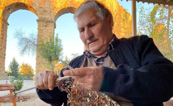 Aspendos Antik Kenti’nin su kemerleri yanında 63 yıldır geçimini meyve suyu satarak sağlıyor
