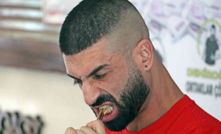 Avustralyalı turist 18 dakikada 550 çöp şiş yedi, rekortmen rakibi yemeği bırakıp şaşkınlıkla izledi