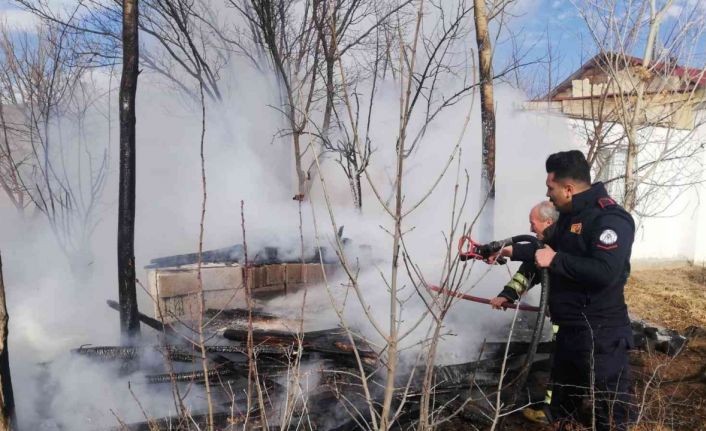Bahçede çıkan yangın itfaiye ekiplerince söndürüldü