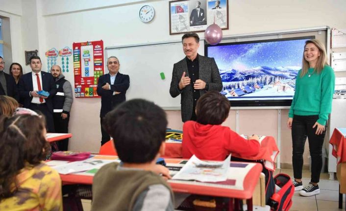 Bahçelievler’deki öğrencilere ‘dijital’ karne hediyesi verildi