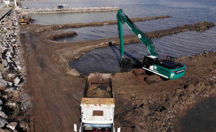 Bakan Kurum: “Van Gölü’nde bugüne kadar 807 bin metreküp dip çamuru temizliği yapıldı”