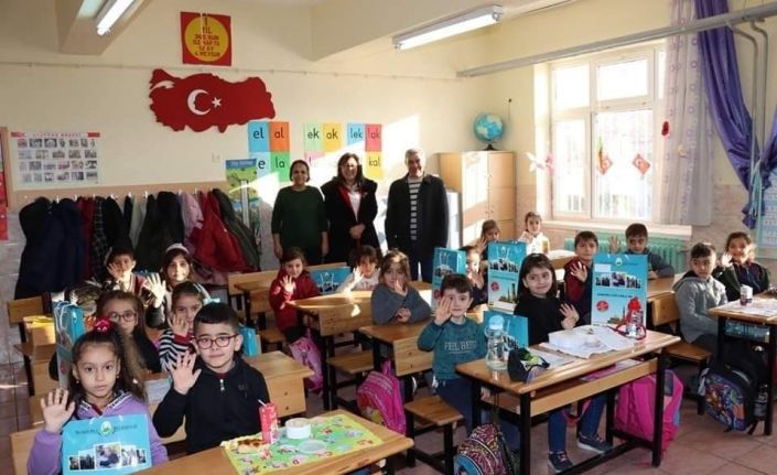 Başkan Şahiner’den minik öğrencilere tatil seti