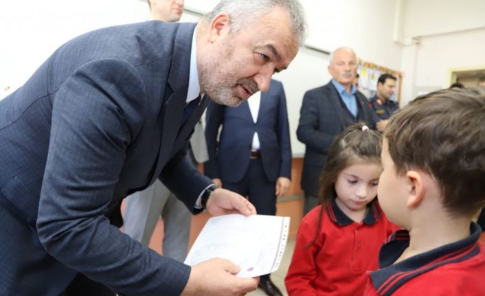 Başkan Topaloğlu öğrencilerin karne sevincine ortak oldu