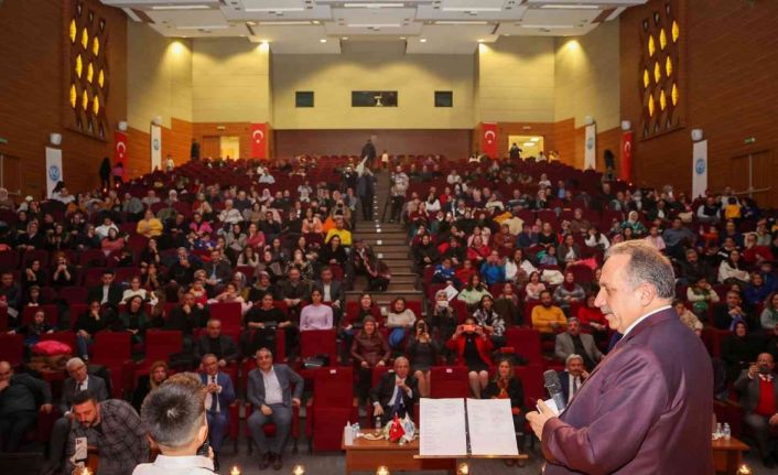 Başkan Yalçın’ın minik öğrenci ile şiir düeti