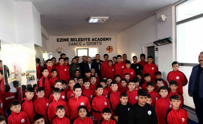 Başkan Yüksel, güreş kursuna katılan sporcularla bir araya geldi