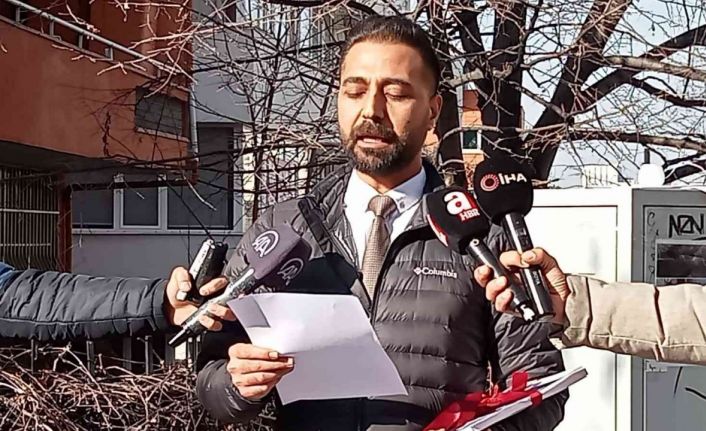 Başkentte bir vatandaş, İsveç Büyükelçiliği önün gelerek Kur’an’ın yakılmasına ve terörün desteklenmesine tepki gösterdi
