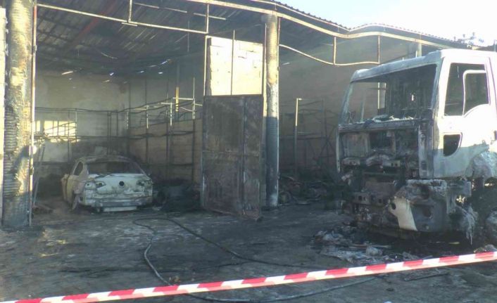 Belediyenin garajında patlama: Makam aracı yandı, çöp toplama aracı hasar gördü