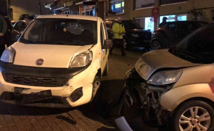 Bilecik’te zincirleme trafik kazası, 4 araç hasar görürken 2 kişi de yaralandı