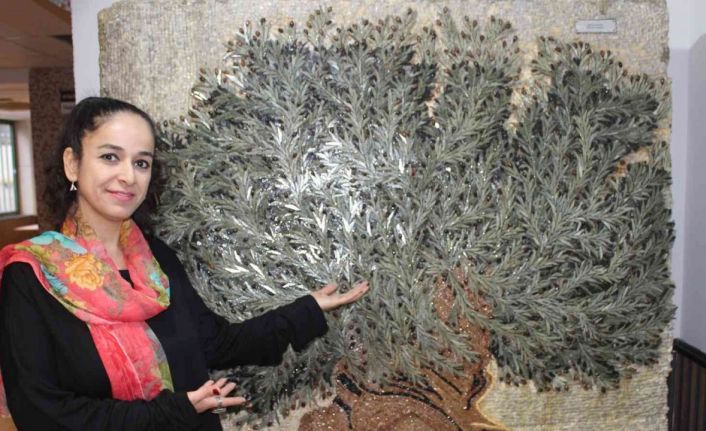 Bir ton ağırlığında, 500 bin taşla 3 boyutlu zeytin ağacı mozaiği yaptı
