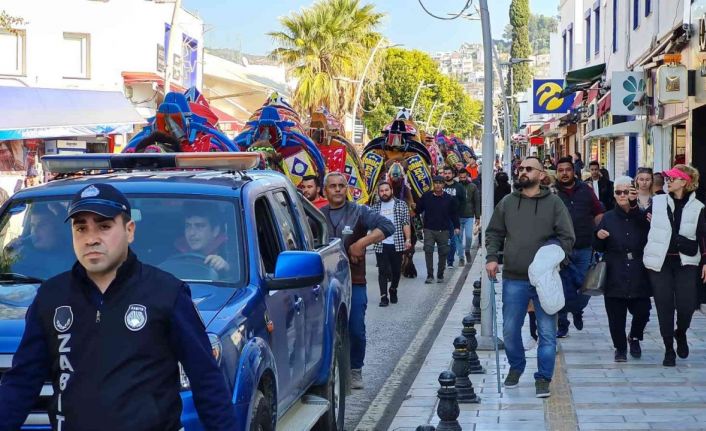 Bodrum’da develi kortej yürüyüşü renkli görüntüler oluşturdu