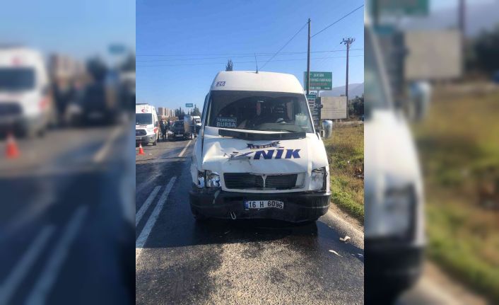Bursa’da minibüs otomobille çarpıştı: 7 yaralı