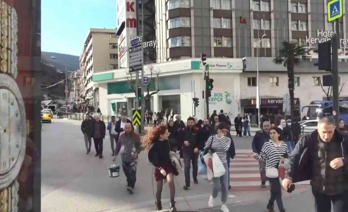 Bursa’da şiddetli lodos zor anlar yaşatmaya devam ediyor