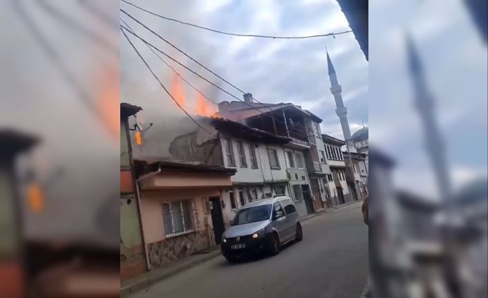 Bursa’da tarihi ev alev alev yandı
