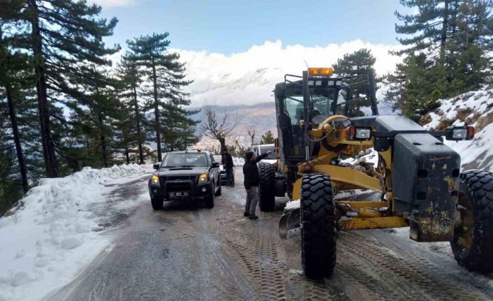 Büyükşehir ekiplerinden karla mücadele