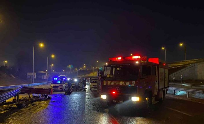 Çekmeköy’de bariyerlere çarpan aracın motoru yola fırladı: 3 ağır yaralı