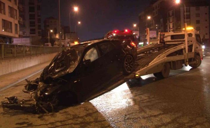 Çekmeköy’de kontrolden çıkıp takla atan aracın motoru yola fırladı: 3 yaralı