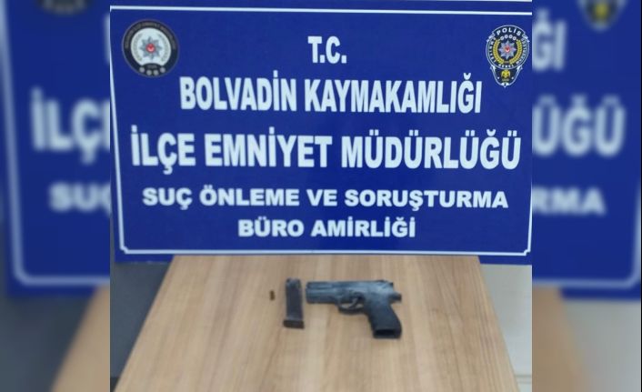 Çevreyi rahatsız eden şahısların aracında ruhsatsız silah çıktı