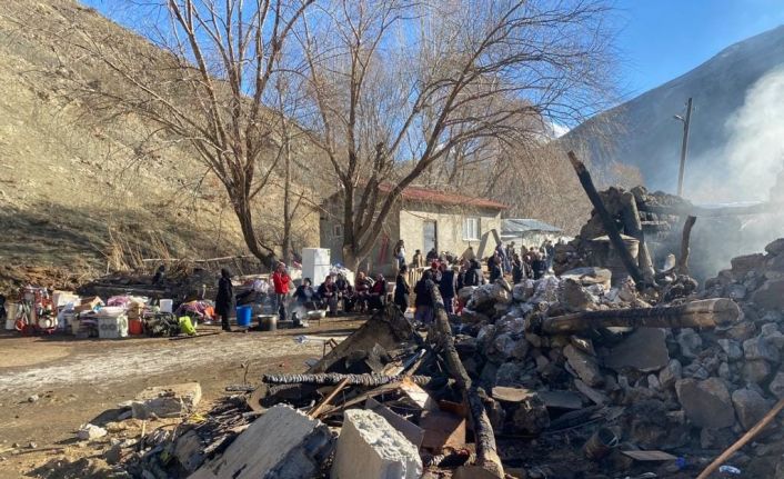 CHP heyeti, Oğuzlar Mezrasında evleri yanan vatandaşlara geçmiş olsun da bulundu