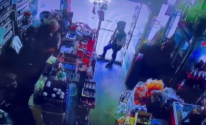 Çocuklardan akılalmaz hırsızlık planı: Biri oyaladı, diğeri ise paraları aldı