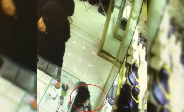 Çocuklarını hırsızlıklarına alet ettiler, o anlar kameralarda