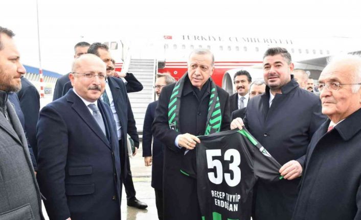 Cumhurbaşkanı Recep Tayyip Erdoğan’a Denizlispor forması hediye edildi