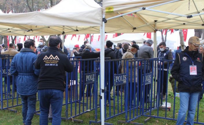 Cumhurbaşkanını görmek için soğuğa aldırış etmeden saatler öncesinden meydanları doldurdular