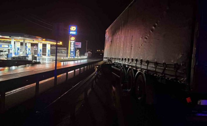 D100’de bariyerlere çarpan tırın sürücüsü yaralandı