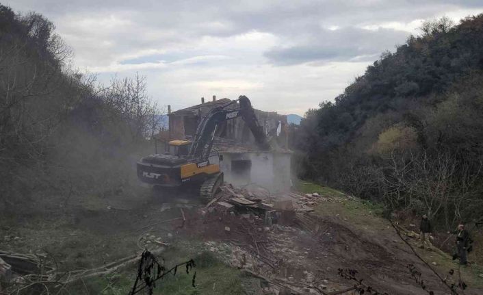 Devlet ormanında inşa edilen kaçak yapılara yıkım