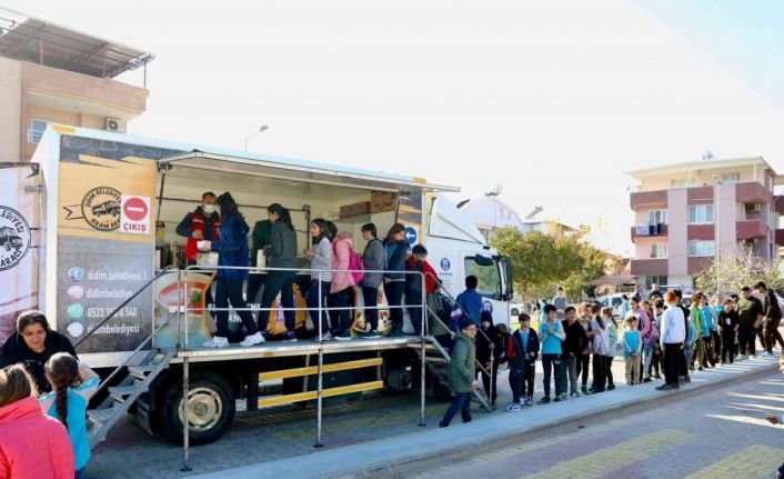Didim Belediyesi ilçede eğitim gören öğrencilere sıcak çorba ikramında bulunuyor