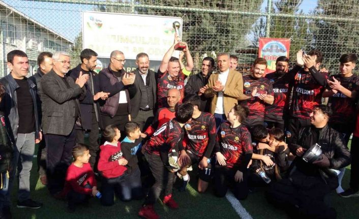 Diyarbakırlı kuyumcuların futbol turnuvasında kupa ’altın kaplama’