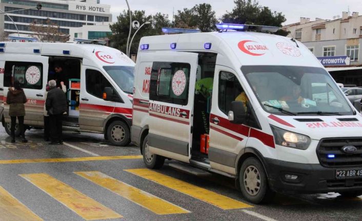 Edirne’de 3 otomobilin karıştığı kazada iki kişi yaralandı