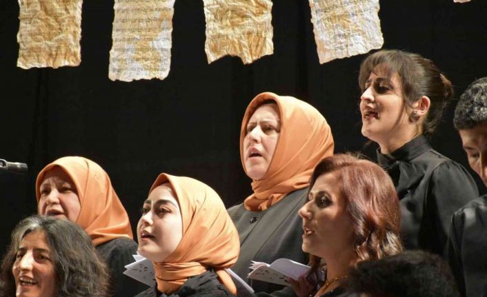 Eğitimlerini tamamlayan Türk sanat müziği korosu kursiyerleri kulakarın pasını sildi