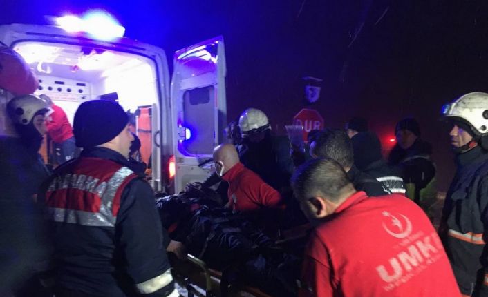 Elazığ’da kazada takla atan aracın altında sıkıştı, ekipler seferber oldu