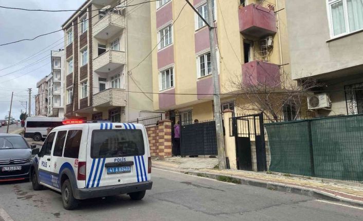 Elektrik kontağından yangın çıktı, 2 kişi dumandan etkilendi