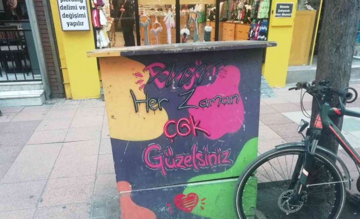 Elektrik kutusunun üstündeki pozitif mesaj