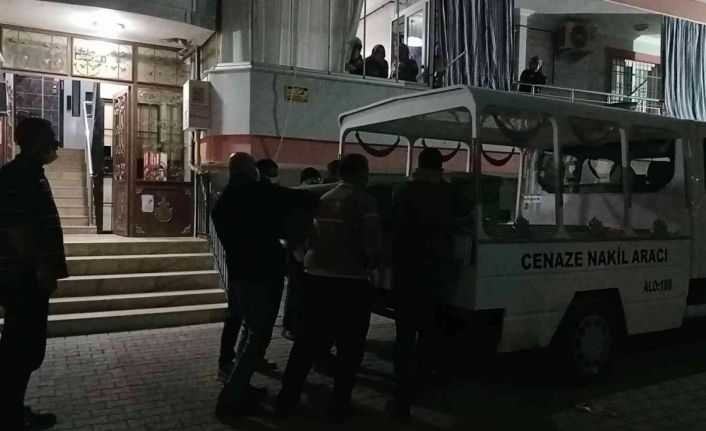 Emekli öğretmen evinde ölü bulundu