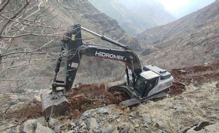 Engelli kardeşler için 2,5 kilometrelik yol çalışması