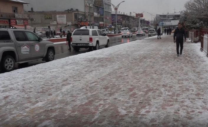 Erciş’te beklenen kar yağışı başladı