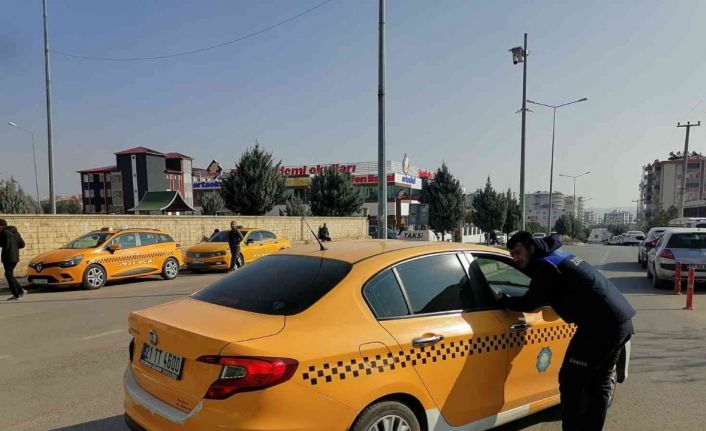 Ergani ilçesinde zabıta ekiplerinden korsan taksi denetimi