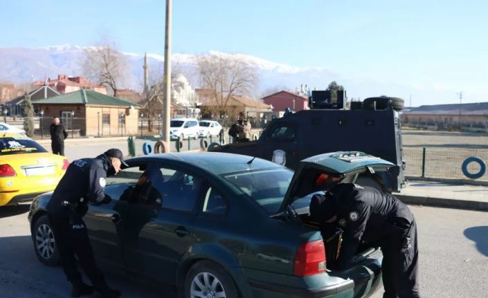 Erzincan’da çeşitli suçlardan aranan 63 kişi ve 56 kaçak göçmen yakalandı