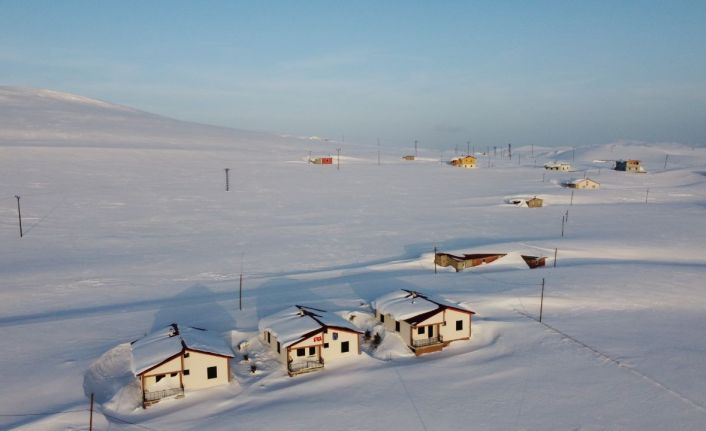 Erzincan’ın yüksek kesimleri ile Bayburt merkezde kar yağışı görüldü